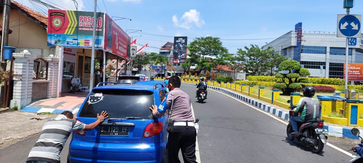 Reflek: Patroli Lantas Dorong Minggirkan Mobil Mogok