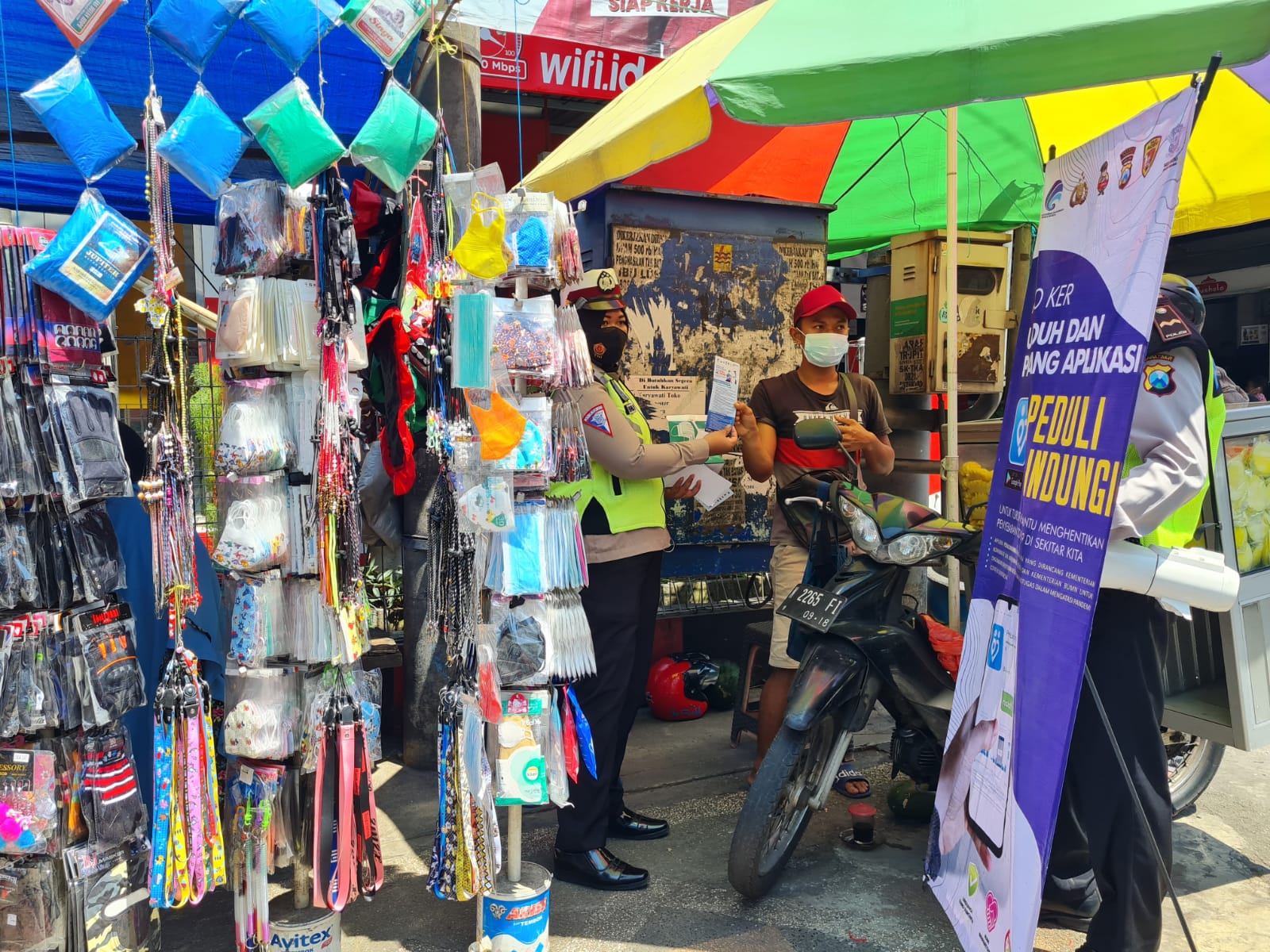 Pembagian Masker dan Sosialisasi Aplikasi Peduli Lindungi Kepada Pedagang di Pasar Singosari