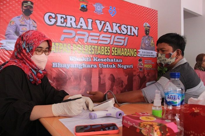 Satlantas Polrestabes Semarang Gelar Vaksinasi Kepada Pemohon SIM