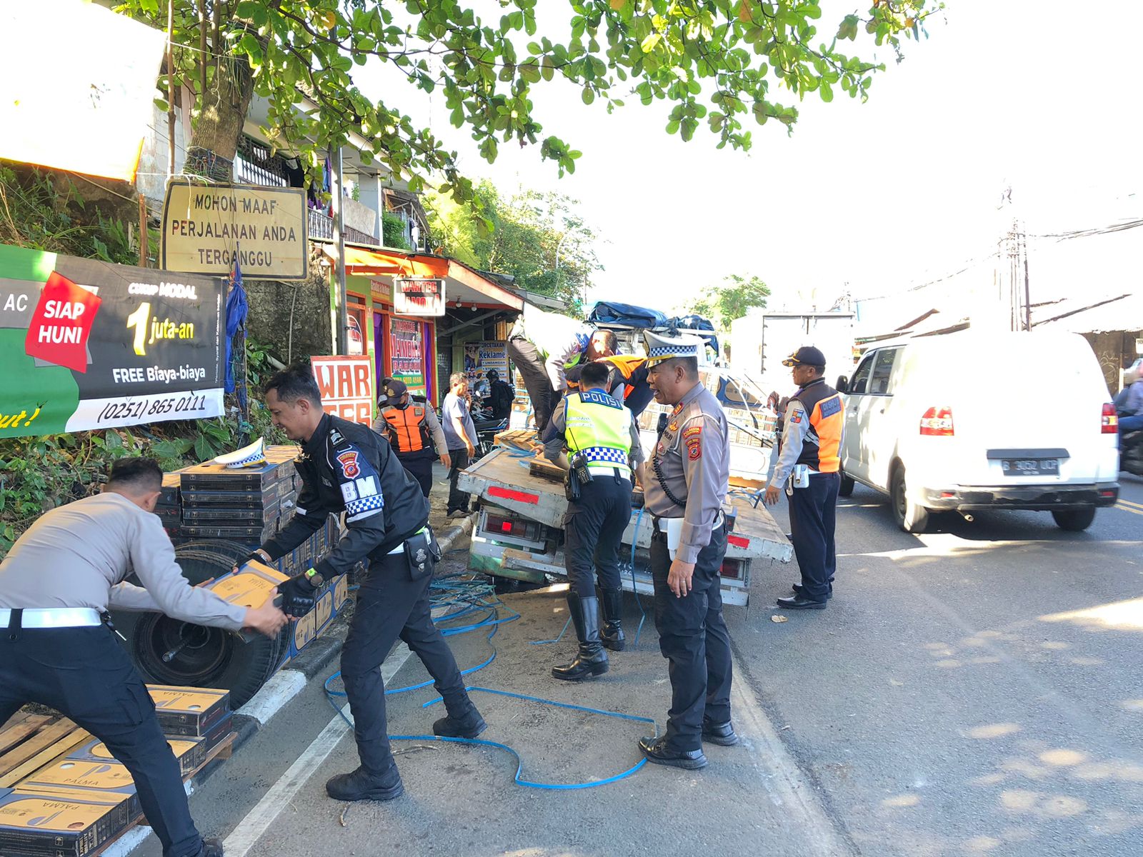 Satlantas Polresta Bogor Kota Evakuasi Truck Patah As di Jalan KS. Tubun Talang