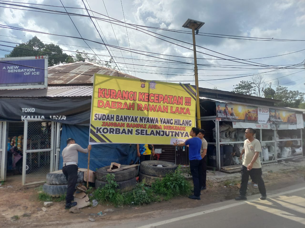 Satlantas Polres Bartim Melaksanakan Pemasangan Banner Kamseltibcarlantas Di Lokasi Rawan Laka Lantas