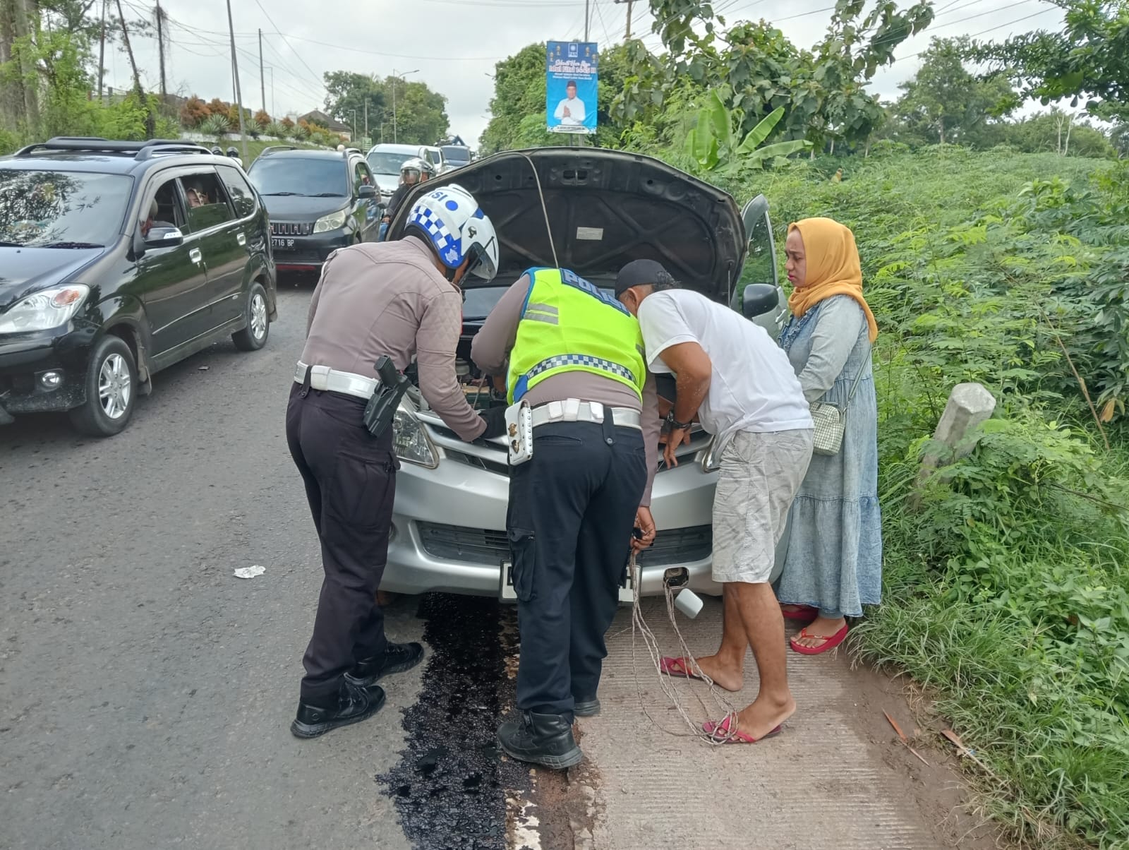 melaksanakan evakuasi kendaraan mogok ke tempat yang lebih aman guna menghindari terjadinya kemacetan kendaraan di seputih jaya kab. Lampung Tengah.